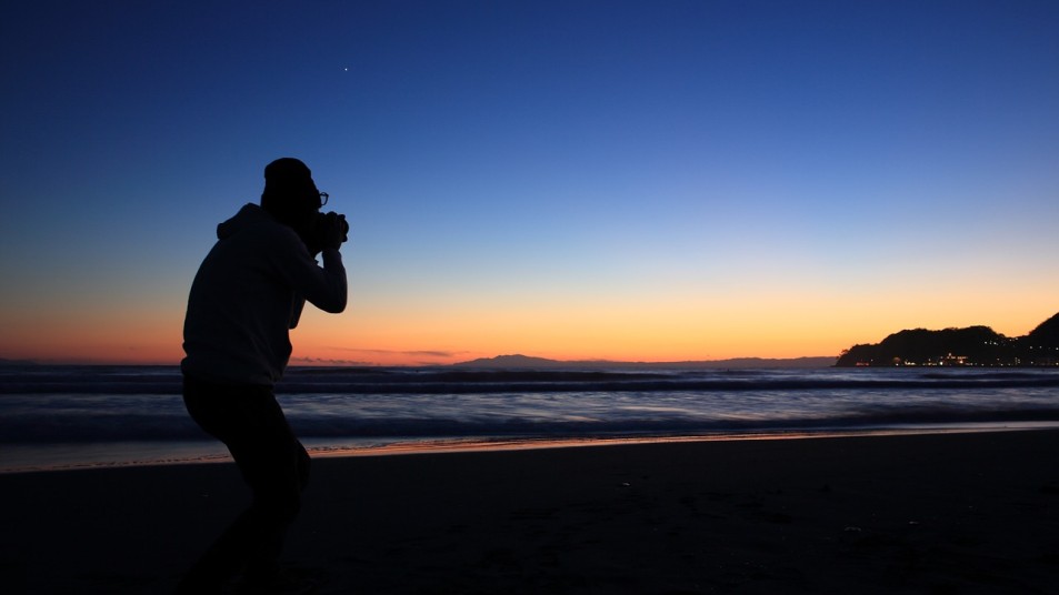 Fotograf im Sonnenuntergang am Meer